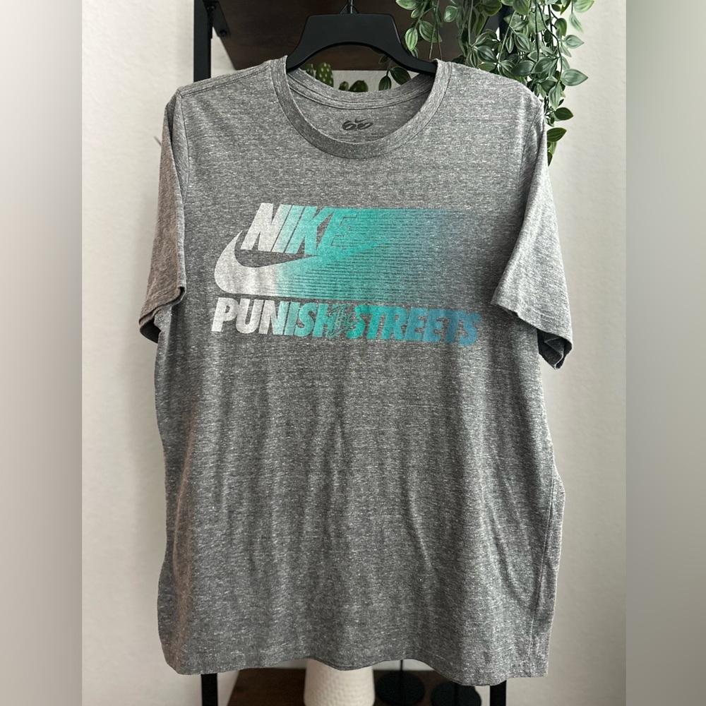 Men’s Nike‎ Tshirt— size large